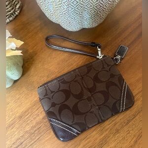 COACH wristlet original in great (like new condition)
